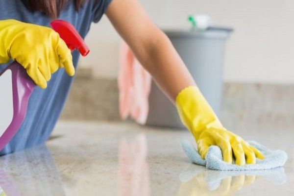 Thời gian: Chỉ khoảng 3 phút thao tác Bước 1: Rắc baking soda lên vùng gạch bị ố vàng.  Bước 2: Đổ giấm trắng (hoặc nước cốt chanh) trực tiếp lên chỗ đã rắc baking soda. Hỗn hợp này sẽ sủi bọt – đây là phản ứng làm sạch mạnh mẽ.  Bước 3: Chờ khoảng 1
