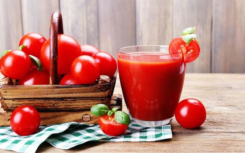 Ăn sống hoặc ép lấy nước uống hàng ngày (ưu tiên cà chua chín đỏ).  Kết hợp trong salad, nước ép, sinh tố với rau củ khác để tăng hiệu quả.  Có thể đắp mặt nạ cà chua tươi 1–2 lần/tuần để hỗ trợ ngoài da.