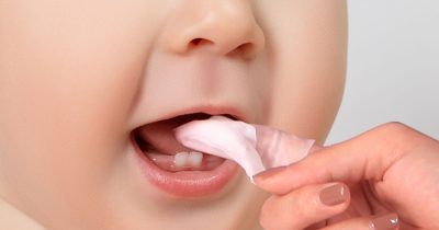  Massage nướu cho bé – Giảm đau, giúp răng mọc nhanh hơn