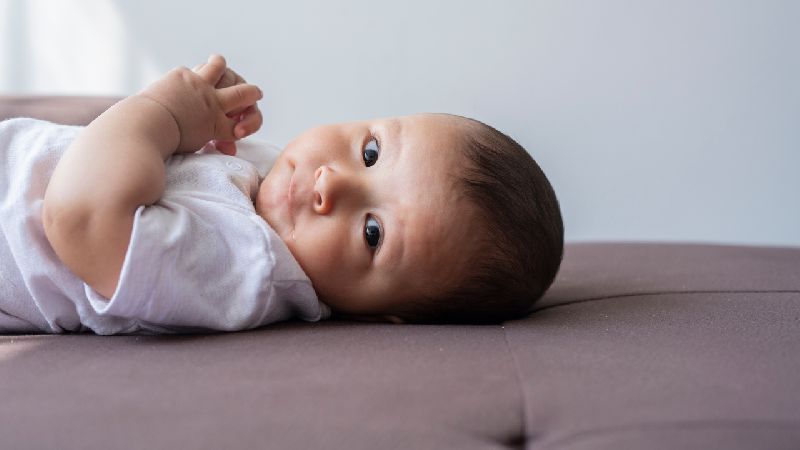 Giữ tinh thần bé thoải mái, không sợ hãi – Giảm căng thẳng, hạn chế phản ứng sau tiêm