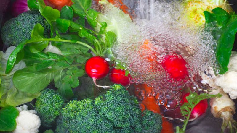 Ngâm rau củ quả với nước muối có loại bỏ được hóa chất không?