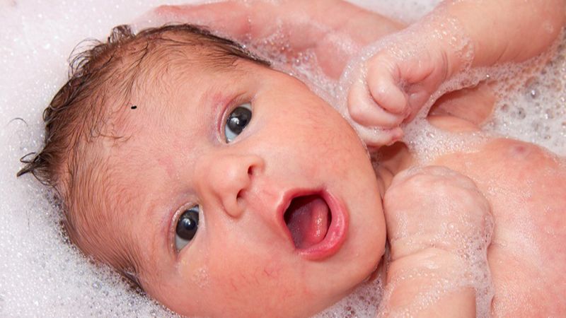 Những tiêu chí khi chọn sữa tắm gội cho trẻ sơ sinh