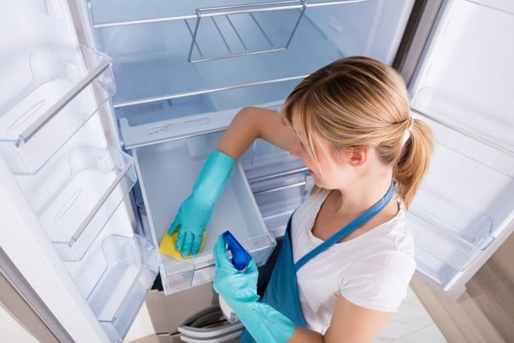 Rửa các khay/kệ bằng nước rửa chén và nước ấm, để ráo hoặc lau khô.  Vệ sinh gioăng cao su ở cửa tủ:  Dùng bàn chải nhỏ hoặc tăm bông làm sạch bụi bẩn bám trong khe gioăng.  Lau lại bằng khăn ẩm.