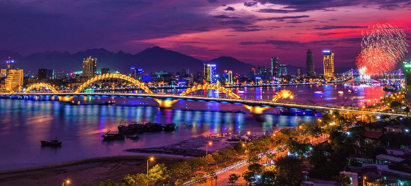 Đà Nẵng còn nổi tiếng với nền ẩm thực phong phú, từ món mì Quảng, bánh tráng cuốn thịt heo, bún chả cá… đến các khu chợ đêm nhộn nhịp.  Với sự tiện nghi, hiện đại và năng động, Đà Nẵng không chỉ là điểm dừng chân lý tưởng cho kỳ nghỉ hè, mà còn là nơ