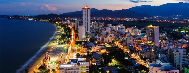 Bãi biển Nha Trang nổi tiếng với làn nước xanh ngọc, cát trắng mịn và các hoạt động thể thao biển thú vị như mô tô nước, dù lượn, lặn biển ngắm san hô… Ngoài ra, du khách có thể tham gia các tour đảo để khám phá vẻ đẹp hoang sơ của Hòn Mun, Hòn Tằm, 