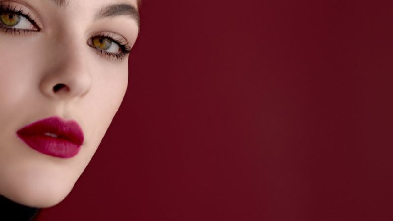 Đỏ rượu vang mang trong mình vẻ đẹp quyến rũ, sắc sảo và có chiều sâu. Với sự pha trộn giữa đỏ sẫm, nâu và ánh tím nhẹ, 