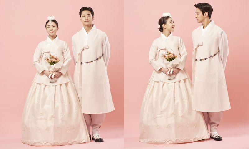 Hanbok nổi bật với thiết kế thướt tha, mềm mại, đường nét uyển chuyển cùng những gam màu tươi sáng, rực rỡ. 