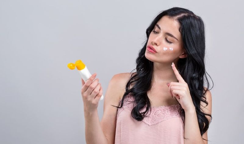 Nhiều người thường nghĩ chỉ khi ra ngoài trời mới cần dùng kem chống nắng, tuy nhiên thực tế, tia UV vẫn có thể xuyên qua cửa kính, ánh sáng từ đèn điện, màn hình máy tính, điện thoại... đều gây ảnh hưởng xấu đến làn da.