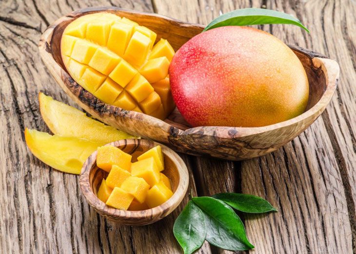 xoài chín cũng chứa lượng đường khá cao và mang tính nóng – đây chính là nguyên nhân khiến nhiều người bị nổi mụn sau khi ăn quá nhiều.