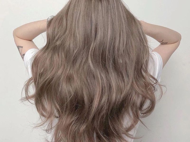 Beige lạnh là màu tóc tinh tế, thanh lịch mang hơi hướng hiện đại và sang trọng. Khác với các tông beige ấm cổ điển, Cold Beige có độ sáng nhẹ kết hợp với undertone trung tính – lạnh, giúp tạo nên vẻ ngoài mềm mại, dịu dàng nhưng vẫn đầy khí chất.